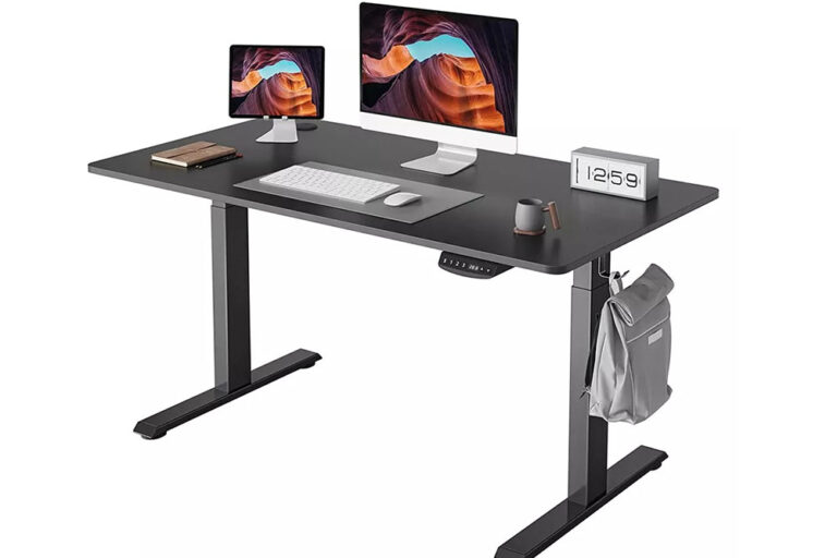 sentar-se na mesal em altura height adjustable desk